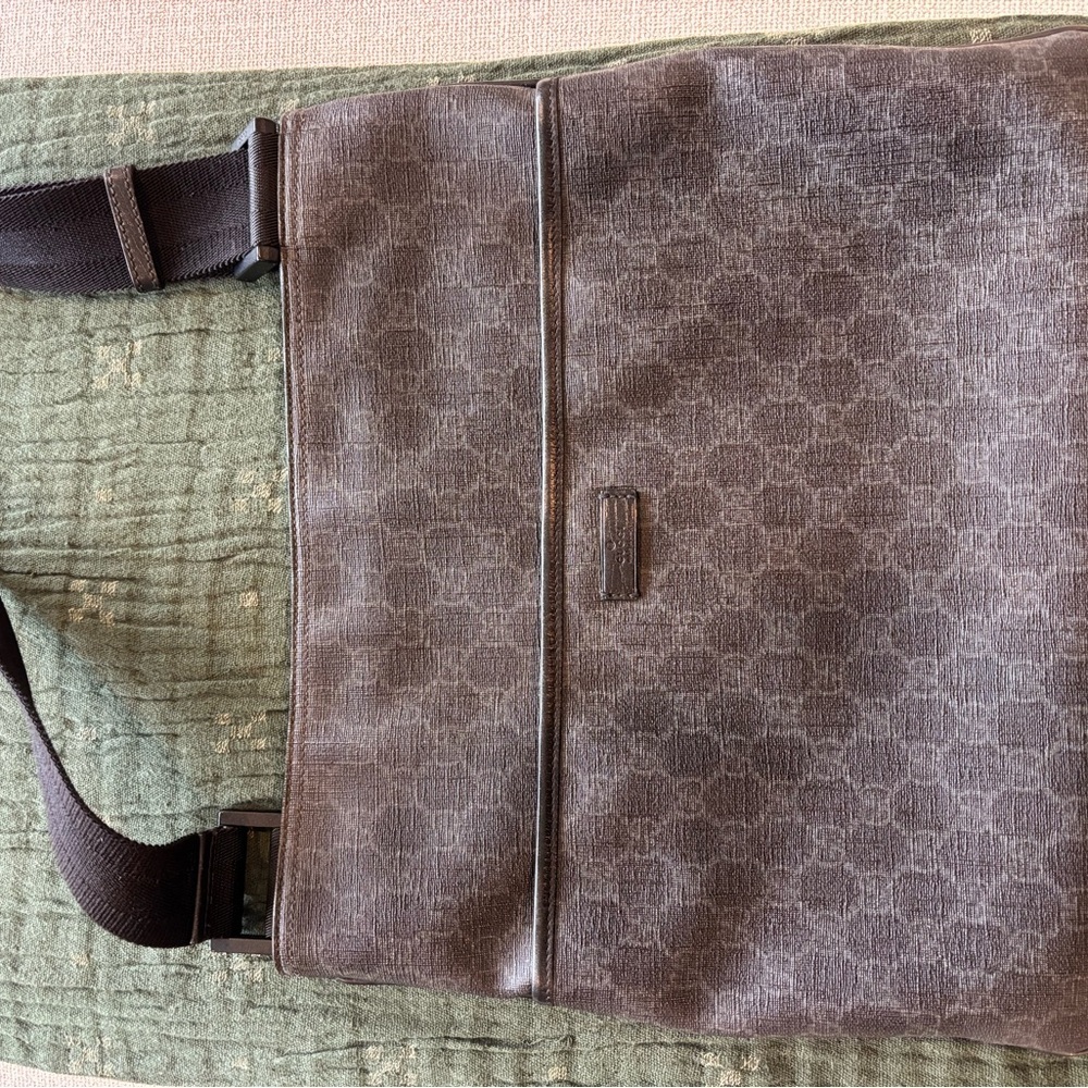 Gucci Supreme Gray and Black Monogram Messenger Bag with Black Strap - Picture 3 of 8